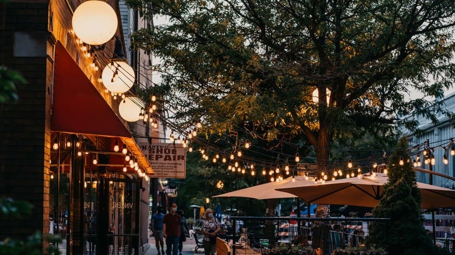 2. Andersonville, Chicago, Mỹ:Khu phố Andersonville ở Chicago đứng thứ 2 trong danh sách, nơi nổi tiếng vì sự cởi mở với cộng đồng LGBT. Ngoài ra Andersonville cũng mang tới không gian xanh tươi, thoáng đãng và sự thịnh vượng.