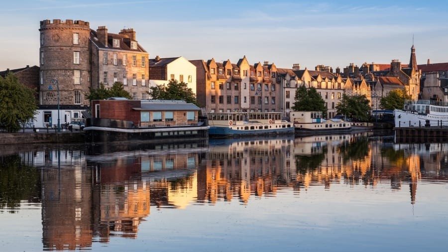 4. Leith, Edinburgh, Scotland:Nằm ở vị trí thứ 4 là Leith - một khu phố cảng nhộn nhịp ở Edinburgh, Scotland. Cả khu phố là sự pha trộn của vẻ lãng mạn với kiến trúc cổ điển. Các nhà hàng, quán rượu truyền thống nằm rải rác khắp nơi, khiến du khách tới đây có thể hòa mình vào các cuộc vui thâu đêm.