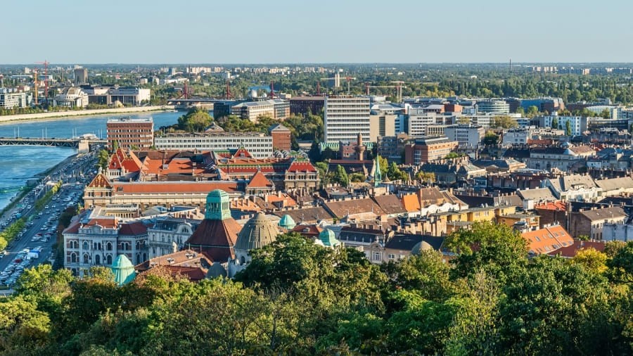 7. Quận XI, Budapest, Hungary:Khác hẳn với các quận kế bên, không gian nơi này được sửa sang theo kiến trúc đầy sáng tạo xung quanh ngọn đồi Gellert xanh tốt. Khu vực cũng là trung tâm quan trọng với giao thông trong và ngoài thành phố.