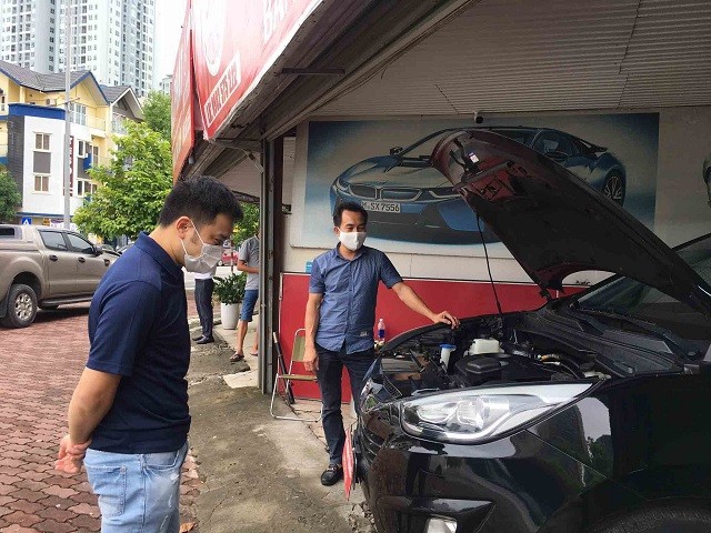 Người tiêu dùng tham khảo xe ô tô tại một cửa hàng. Ảnh: Hoàng Hiệp