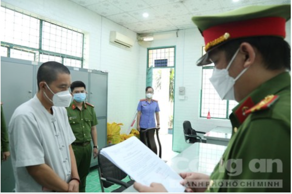 Công an đọc các quyết định truy tố Chuyền.