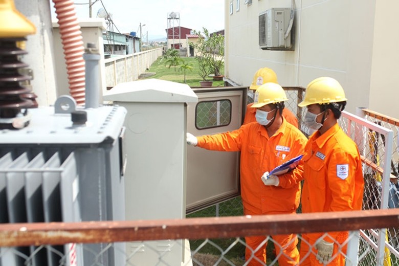 Kiểm tra bảo đảm cung cấp điện trong vùng có dịch. Ảnh: VGP