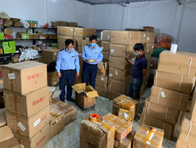 Lực lượng QLTT kiểm tra hàng hóa tại hộ kinh doanh