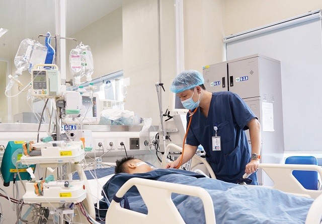 S Chu Thanh Sơn - Khoa Điều trị tích cực nội khoa, BV Nhi Trung ương thăm khám cho bệnh nhi. Ảnh: BVCC