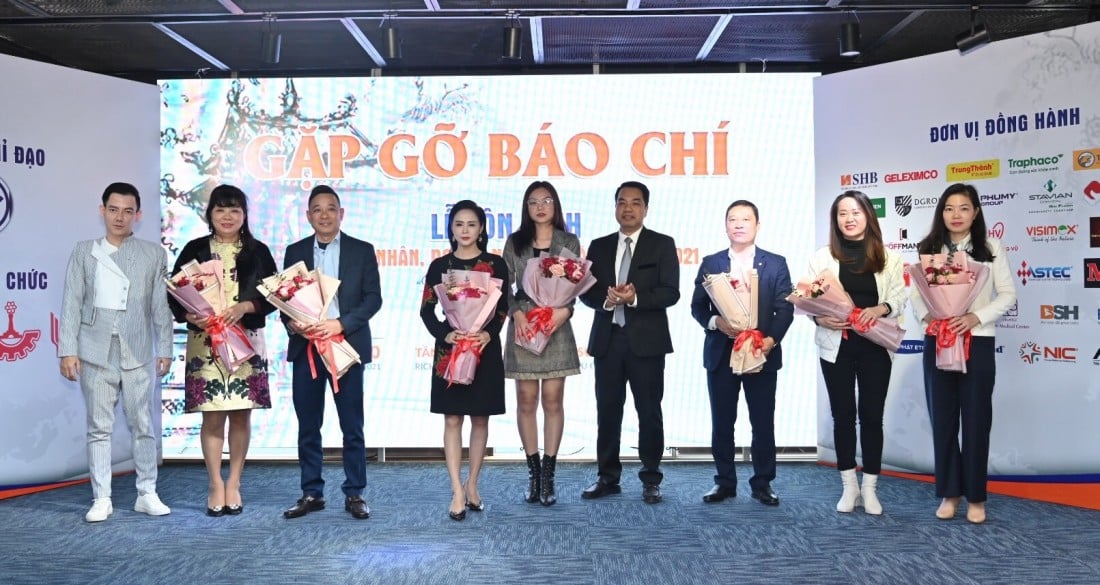 Ông Mạc Quốc Anh tặng hoa đại diện các doanh nghiệp tiêu biểu năm 2021