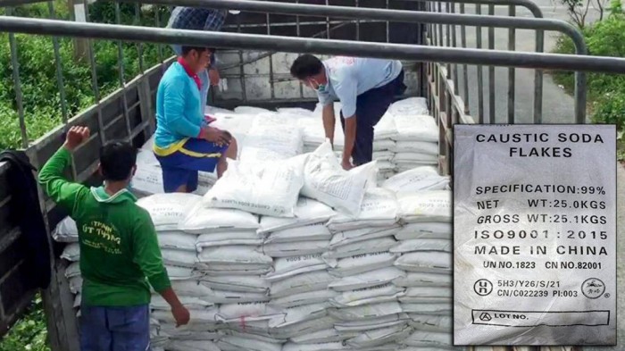Lực lượng chức năng kiểm đếm số lượng hóa chất không rõ nguồn gốc  - Ảnh: baogiaothong.vn