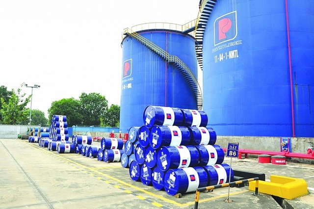 Để đáp ứng kịp thời nhu cầu tăng cao đột biến trên phạm vi cả nước, trong tháng 10, sản lượng bán của Công ty Xăng dầu Khu vực II đã tăng mạnh 38% so với bình quân 9 tháng đầu năm. Ảnh: Internet