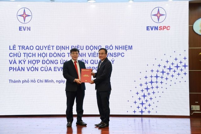 Ông Dương Quang Thành – Bí thư Đảng ủy, Chủ tịch HĐTV EVN trao Quyết định bổ nhiệm ông Lê Văn Trang giữ chức Chủ tịch HĐTV EVNSPC - Ảnh: VGP/Minh Thi