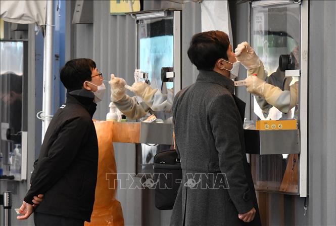 Một điểm xét nghiệm COVID-19 tại Seoul, Hàn Quốc, ngày 1/12/2021. Ảnh: AFP/TTXVN