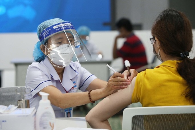 Hà Nội tiếp tục tiêm vaccine phòng COVID-19 cho những người chưa đủ 2 mũi, có kế hoạch tiêm mũi 3 theo sự phân bổ vaccine của Bộ Y tế;