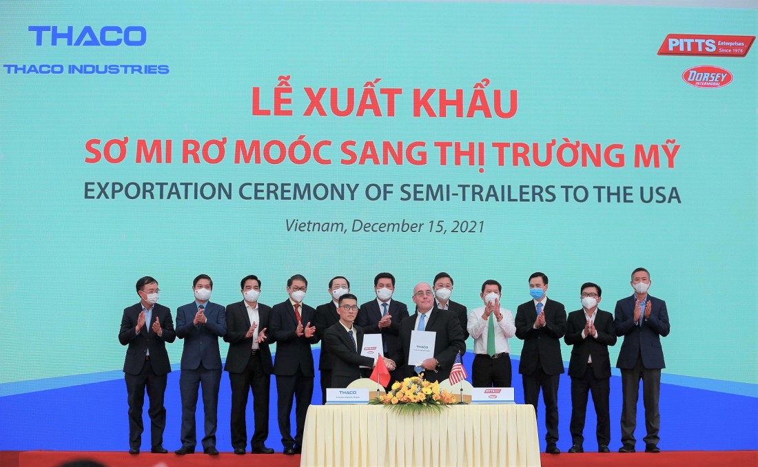 Tập đoàn THACO và Tập đoàn PITTS Enterprises ký kết thoả thuận phân phối sơ-mi rơ-moóc vào thị trường Mỹ. Ảnh: VGP/Thế Phong