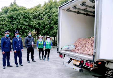 Đội QLTT số 7 tiến hành tiêu hủy 2,4 tấn mỡ động vật không rõ nguồn gốc xuất xứ
