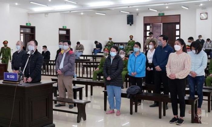 Các bị cáo tại phiên toà.