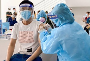Bộ Y tế nghiên cứu để có phương án phù hợp, bảo đảm đủ vaccine tiêm mũi tăng cường.