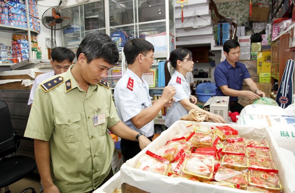 Cơ quan chức năng kiểm tra cơ sở sản xuất, kinh doanh thực phẩm
