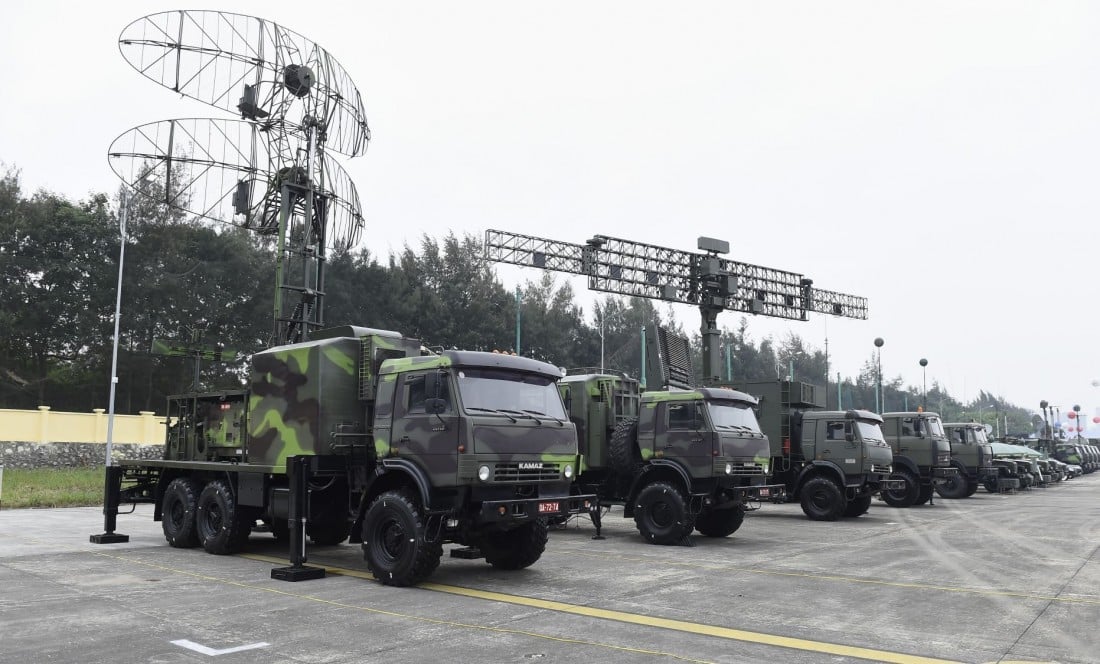 Đài radar bắt thấp VRS-2DM trong gian trưng bày của Viettel High Tech và ngoài trời.