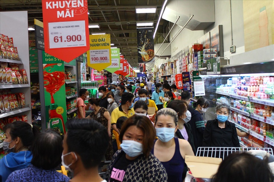 Nhiều cửa hàng, siêu thị bán hàng xuyên đêm, giảm giá đến 100% từ đêm nay