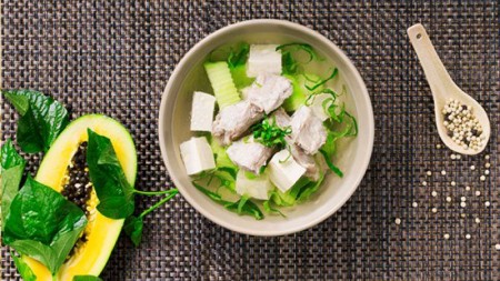 Canh đu đủ hầm có lợi cho phụ nữ đang cho con bú.