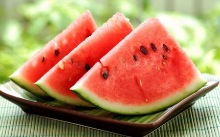 Người có chức năng tiêu hóa kém, mắc bệnh dạ dày... không nên ăn dưa hấu.