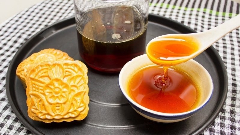 Nước đường chuẩn tao nên màu sắc và hương vị cho bánh Trung thu.