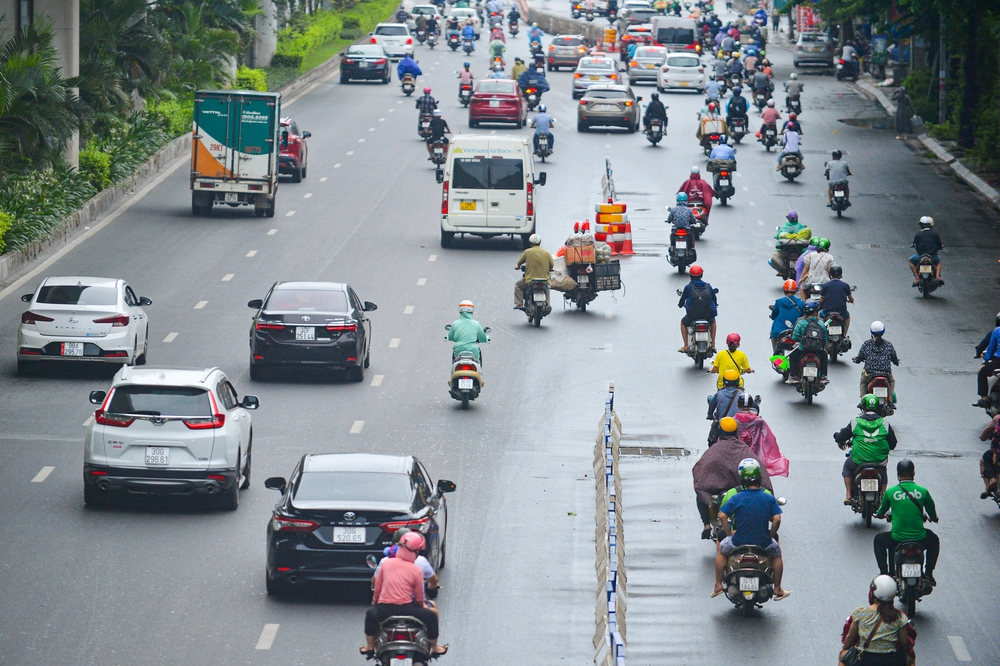 Tuy nhiên, người dân đi xe máy vẫn giữ thói quen cũ, đi vào làn đường của ô tô.