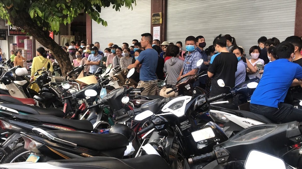 Mỗi dịp Trung thu, các hiệu bánh trên đường Cầu Đất tấp nập người xếp hàng mua từ sáng sớm.