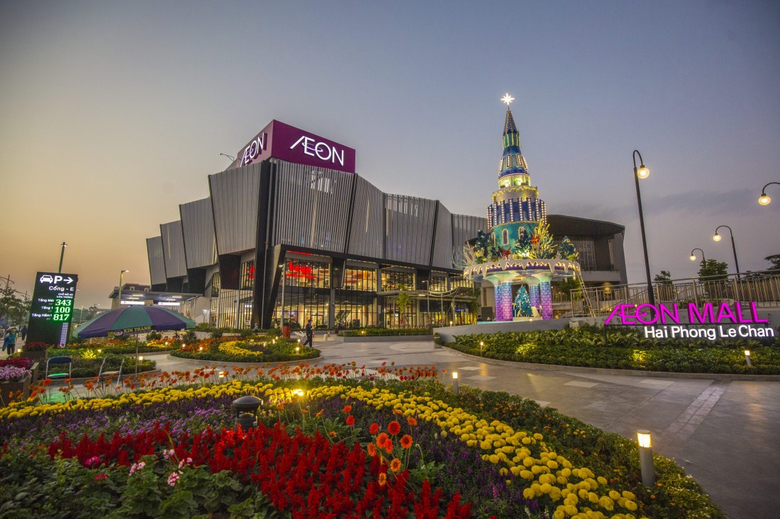 Toàn cảnh AEON MALL Hải Phòng Lê Chân nhìn từ ngoài vô cùng lộng lẫy vào đêm. 