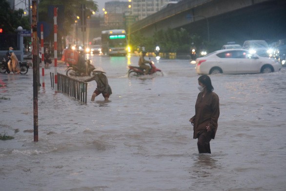 Mưa bão kéo dài gây ngập úng tại các tuyến phố đô thị.