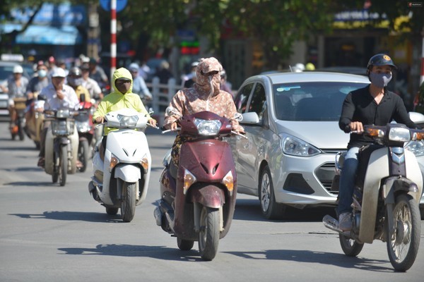 Chỉ số tia cực tím (UV) trong ngày ở ngưỡng nguy cơ gây hại rất cao 8 - 10. Do vậy, người dân cần hạn chế ra ngoài vào ban trưa hoặc khi ra ngoài phải che chắn cẩn thận. 