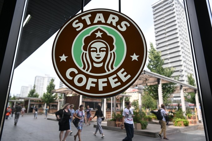 Logo Stars Coffee tại cửa hàng mới khai trương ở Moskva, thủ đô Nga, ngày 19/8. Logo Stars Coffee tại cửa hàng mới khai trương ở Moskva, thủ đô Nga, ngày 19/8. Ảnh: AFP..