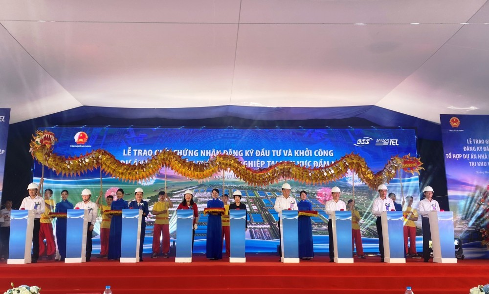 Các đại biểu bấm nút khởi công dự án nhà máy điện tử Quảng Yên.
