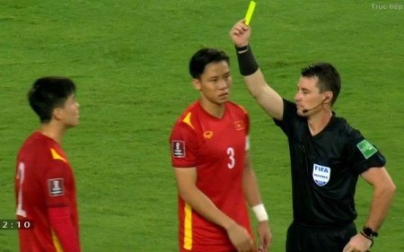 Tấm thẻ vàng thứ 2 dẫn tới chiếc thẻ đỏ gián tiếp của Duy Mạnh.