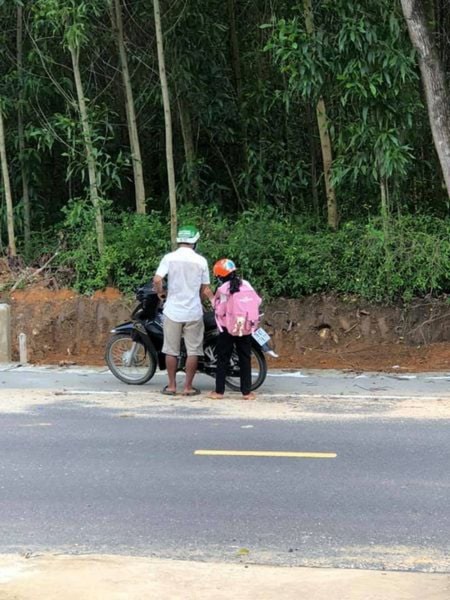 Người cha vét sạch tài sản của mình mua điện thoại cho con học và anh chủ quán tốt bụng