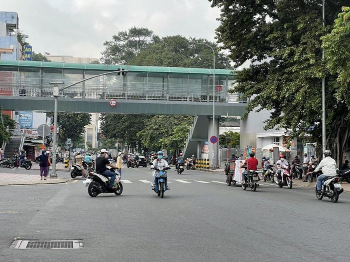 Khu vực trước cổng bệnh viện Ung Bướu có nhiều người dân đi khám bệnh.