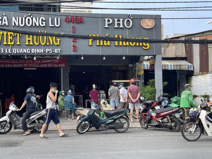 Người dân xếp hàng trước một cửa hàng trên đường Lê Quang Định (Bình Thạnh).