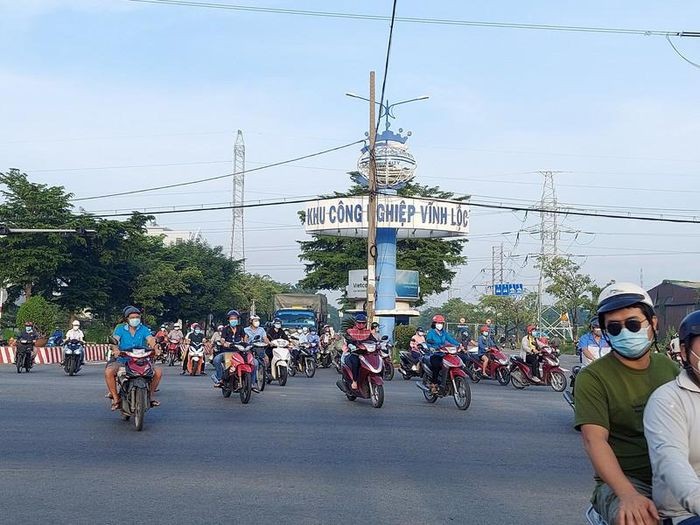 Khu vực trước cổng Khu công nghiệp Vĩnh Lộc.