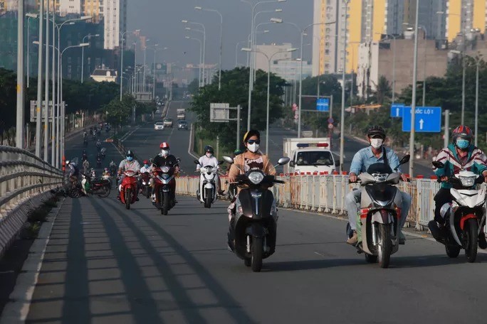 Xe cộ tấp nập trên đường Võ Văn Kiệt, quận 6