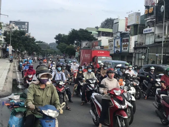 Người dân đi lại tấp nập.