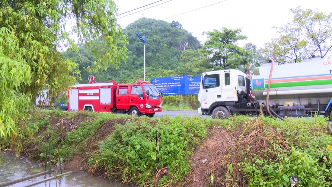 Công ty Hải Linh Hà Nam đã cho xe bồn hút xăng lẫn nước đi xử lý nhưng hiệu quả không đáng kể.