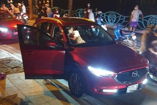 Chiếc xe bị chặn lại đánh ghen.