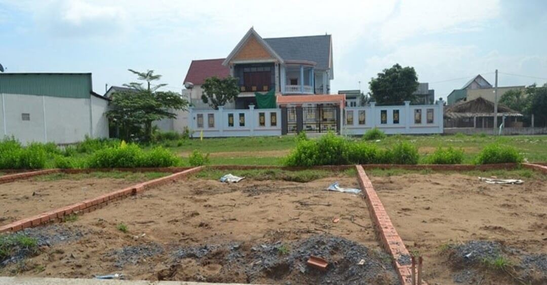Đất được chia làm 3 nhóm gồm: Đất phi nông nghiệp, đất nông nghiệp, đất chưa sử dụng.