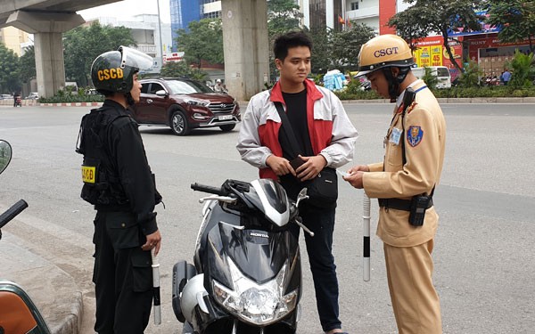 Đề xuất phạt 600.000 đồng đối với người đi xe máy không đội mũ bảo hiểm