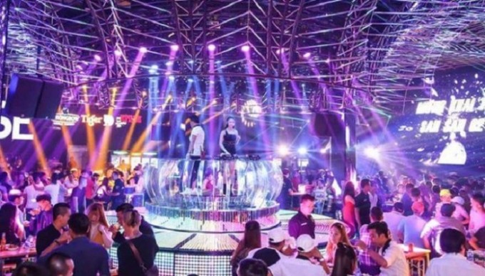 Từ 10/1/2021, TP HCM cho phép các dịch vụ bar, karaoke, massage... được phép hoạt động trở lại.