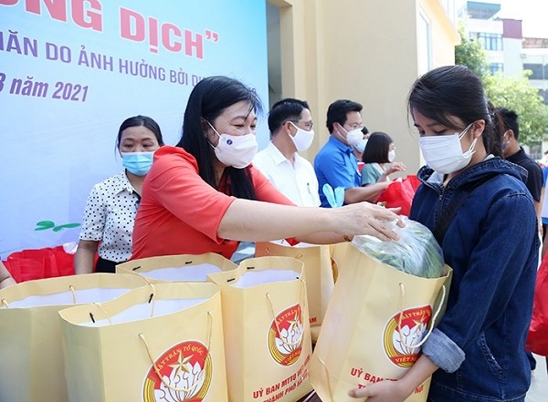 74.000 tỷ đồng đã được chi cho công tác chống dịch và hỗ trợ người dân gặp khó khăn. 74.000 tỷ đồng đã được chi cho công tác chống dịch và hỗ trợ người dân gặp khó khăn.