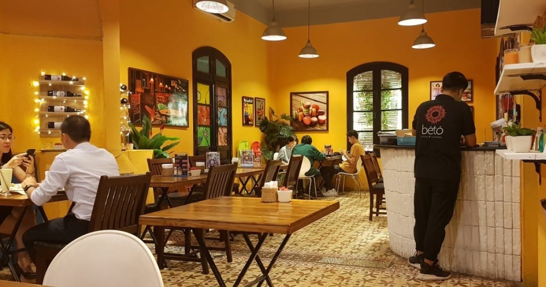 Cụ thể, toàn thành phố Hà Nội duy trì mức độ dịch 2 (vùng vàng); còn 2 quận/huyện/thị xã ở cấp độ 1 (vùng xanh); không có địa bàn quận, huyện nào ở cấp độ dịch 4 (vùng đỏ).