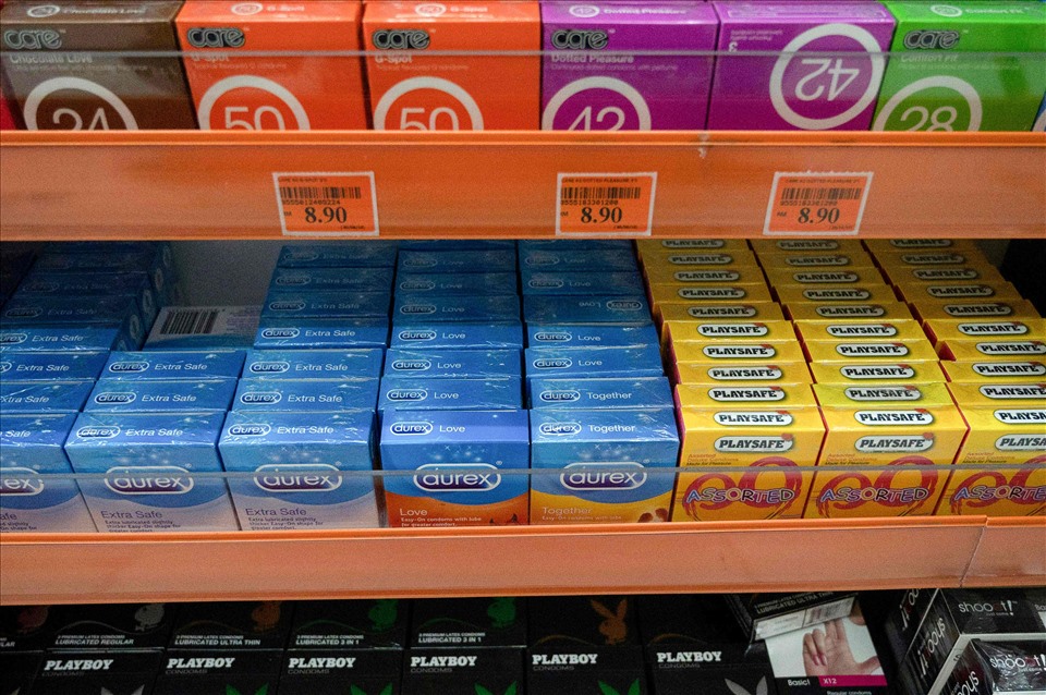 Số lượng bao cao su bán ra của Katex giảm tới 40% trong đại dịch. Ảnh: AFP