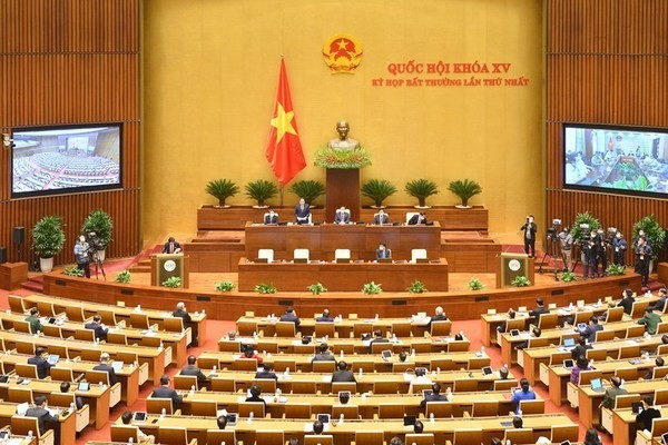 Trên cơ sở ý kiến của đại biểu Quốc hội, UBTVQH thống nhất với Chính phủ chỉnh lý dự thảo Luật theo hướng trước mắt chỉ sửa đổi khoản 1 Điều 23 Luật Nhà ở để làm rõ và phân định các hình thức sử dụng đất thực hiện dự án đầu tư xây dựng nhà ở thương mại đã được Luật Nhà ở hiện hành quy định, tháo gỡ vướng mắc về trình tự, thủ tục chấp thuận chủ trương đầu tư đồng thời chấp thuận nhà đầu tư với thủ tục chuyển đổi mục đích sử dụng đất.  Ngoài ra, không bổ sung hình thức sử dụng đất không phải là đất ở làm dự án đầu tư xây dựng nhà ở thương mại vì vấn đề này cần được đánh giá tác động kỹ lưỡng hơn và chưa đạt được sự đồng thuận cao. 