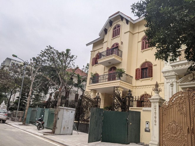 ặc dù có nhiều kiến nghị của người dân, nhưng hơn 1 năm qua, chủ của công trình biệt thự tại số 9, lô B, khu biệt thự 5,2 ha Yên Hòa, Cầu Giấy (thành phố Hà Nội) vẫn không xử lý dứt điểm việc vi phạm trật tự xây dựng tại đây. Việc này không chỉ phá vỡ quy