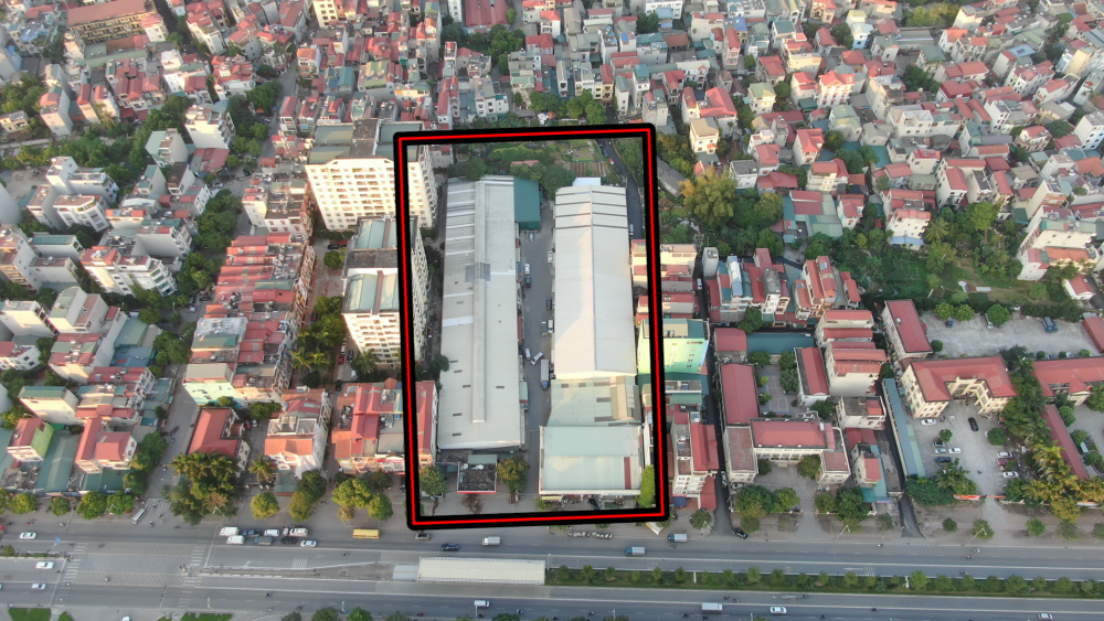 Gần 10.000 m2 đất để làm bãi xe tĩnh đã bị phủ kín thành nhà xưởng.
