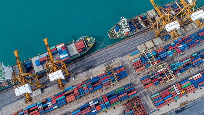Xuất xứ hàng hóa ghi trên nhãn thể hiện bằng một trong các cụm từ sau “sản xuất tại”; “chế tạo tại”; “nước sản xuất”; “xuất xứ”; “sản xuất bởi”; “sản phẩm của” kèm tên nước hoặc vùng lãnh thổ sản xuất ra hàng hóa hoặc ghi theo quy định pháp luật về xuất xứ hàng hóa.